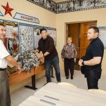 Депутат Думы Астраханской области Владимир Ланцман передал экспонаты в музей школы № 53 в Трусовском районе