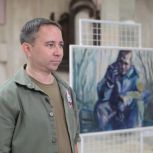 Член Общественной палаты РФ Александр Асафов и участник СВО Эльдар Шарипов открыли выставку, посвященную бойцам спецоперации