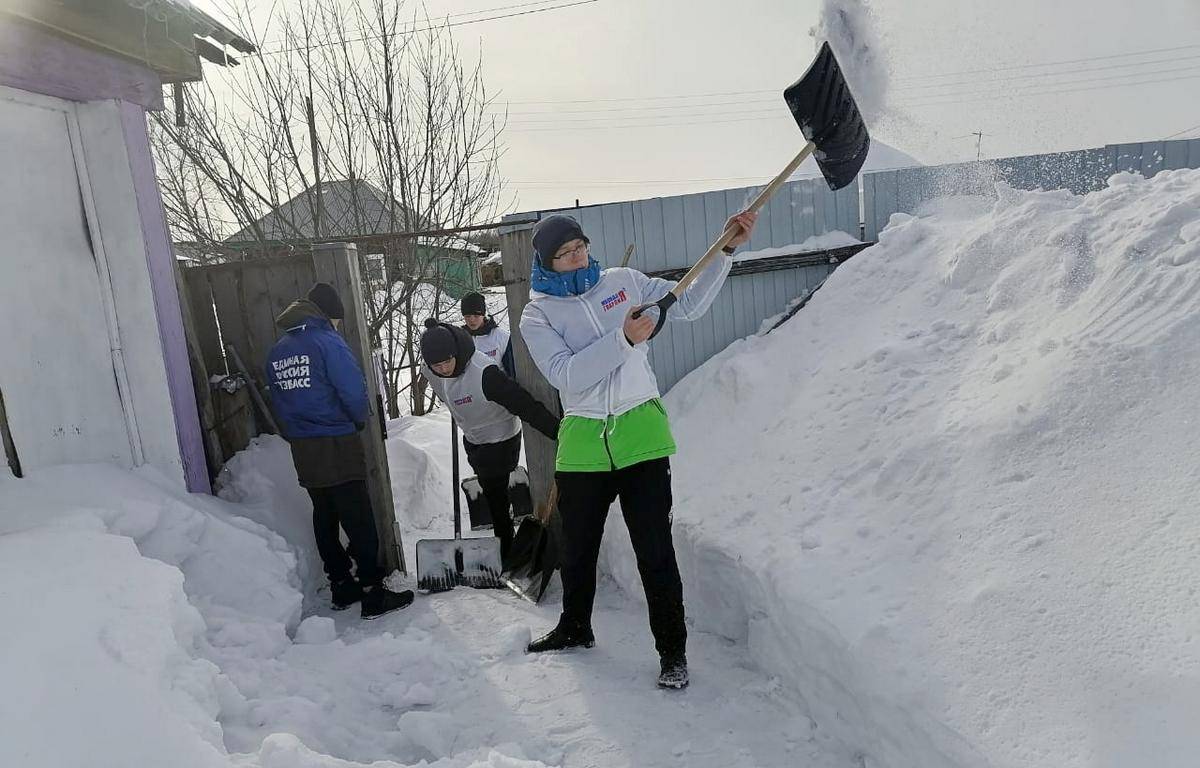 В Кузбассе волонтеры помогли пенсионерке убрать снег