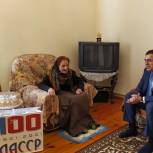 Фарид Ахмедов поздравил труженицу тыла, заслуженного учителя РД с наступающим женским праздником