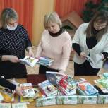 Олег Валенчук помог сельской детской библиотеке Кировской области обновить книжные фонды