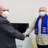 «Единая Россия» передала медикам Токаревской больницы плазменную панель