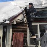 Волонтеры Новосибирской области чистят от снега дворы ветеранов Великой Отечественной войны