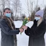 Жительницам поселка Медведево дарили цветы