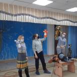 Единороссы и сторонники проводят акцию "Добрый театр"
