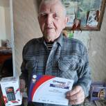 Активисты «Единой России» вручили мобильные телефоны с бесплатной связью ветеранам в Пряжинском районе