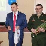 Александр Рем вместе с военкомом поздравил жен военнослужащих, которые проходят срочную службу