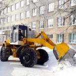 Волонтер Сергей Кольцов организовал уборку территории чебоксарской горбольницы №2 от снега