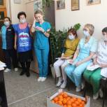 Медиков Калининского района поздравили с праздником весны и красоты