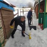 Приволжские единороссы помогли в уборке снега с придомовых территорий пожилых местных жителей