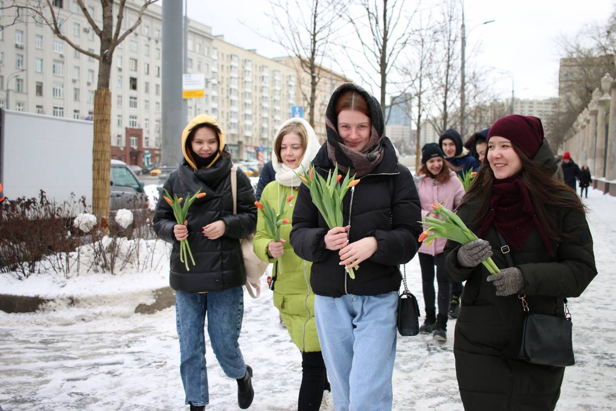 В преддверии 8 Марта по Москве прокатилась волна поздравлений