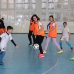 Мам юных футболистов поздравили в спортивной школе «Калуга».