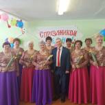 В Троицком районе активисты местного отделения партии «Единая Россия» поздравили селянок с весенним праздником