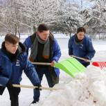 Ставропольские активисты «Единой России» продолжают расчищать дворы многоэтажек от снега