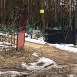 Единороссы убрали свалку мусора на кладбище в Клинцах