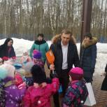 В Королеве депутат-единоросс подарил воспитанникам детского сада игровые лопатки, ледянки и канцтовары