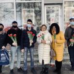 Единороссы провели в регионе акцию «Дарите женщинам цветы»