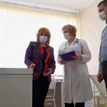 Истринские партийцы передали в амбулатории округа холодильное оборудование для вакцины Спутник V