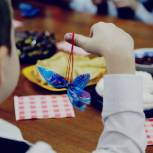 Масленица в Новосибирске: «Единая Россия» организовала мастер-класс для детей по изготовлению птиц - оберегов