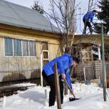 В Уфимском районе активисты проекта «Доброделы» убрали снег во дворе пенсионерки