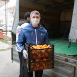 Волонтеры передали фрукты в ковид-госпитали республики