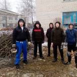 В новозыбкове партийцы и волонтеры обеспечили дровами многодетную семью