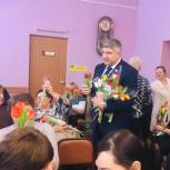 Единоросс Юрий Арчибасов вручил омичкам более 10 000 тюльпанов