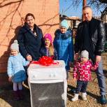 Многодетной семье из Краснодара подарили газовую плиту