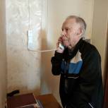 Волонтер Андрей Спиридонов помог ветерану установить домофонную трубку