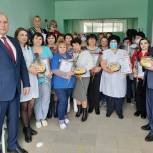 Депутат Госдумы Лариса Тутова поздравила женщин-медиков в районах своего избирательного округа
