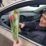 Цветы за улыбки: партийцы поздравили серпуховских автоледи с наступающим 8 марта