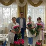 Владимир Невоструев и Андрей Волков поздравили с наступающим праздником женщин-врачей и вручили им более тысячи роз