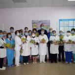 Пронские единороссы вручили цветы сотрудницам районной больницы