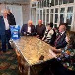 Единороссы Дербентского района поздравили старейшего партийца с юбилеем