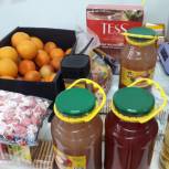 Депутаты-волонтеры Томпонского района передали продуктовые наборы медикам «красной зоны»