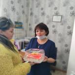 Дмитрий Мешков вручил женским коллективам Кунашакского района сладкие подарки