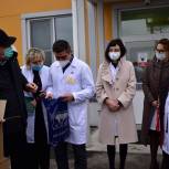 Продуктовые наборы передали волонтеры медикам «красных зон» в Пскове