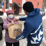 Псковские пенсионеры получили продуктовые наборы к Масленице