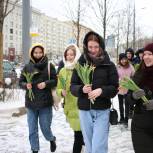 В центре Москвы поздравили женщин с 8 Марта