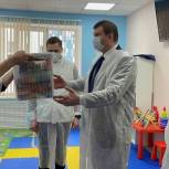 Раменские единороссы пополнили «Добрую комнату» детской больницы игрушками и спортинвентарем