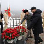 Депутаты «Единой России» возложили цветы к памятнику псковским десантникам в Чеченской Республике