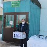 Анатолий Буров посетил детскую поликлинику Приволжской ЦРБ и в рамках акции «Спасибо врачам» вручил медикам микроволновую печь, пообещав также оказать содействие в приобретении нового кресла в стоматологический кабинет учреждения