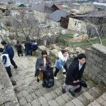 Молодогвардейцы очистили площадку на подъеме к крепости Нарын-Кала в Дербенте