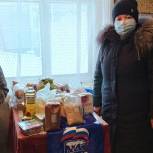 Ильинские единороссы оказали материальную помощь пожилой местной жительнице