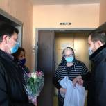 На юго-западе Москвы волонтеры продолжают помогать москвичам
