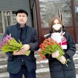 Депутат Андрей Бондаренко вручил женщинам более 500 тюльпанов