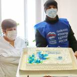 В Новосибирске волонтеры «Единой России» поздравляют женщин-медиков ковидных госпиталей