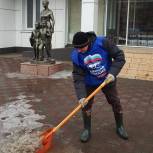 Волонтеры фрязинского отделения «Единой России» помогли городским службам справиться с наледью