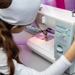 В гимназии № 5 Екатеринбурга появились новые швейные машинки для уроков труда