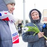 Единороссы раздали жительницам Кузбасса семь тысяч тюльпанов
